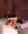 Une carafe de vin et une assiette de fruits sur une nappe blanche Henri Fantin Latour